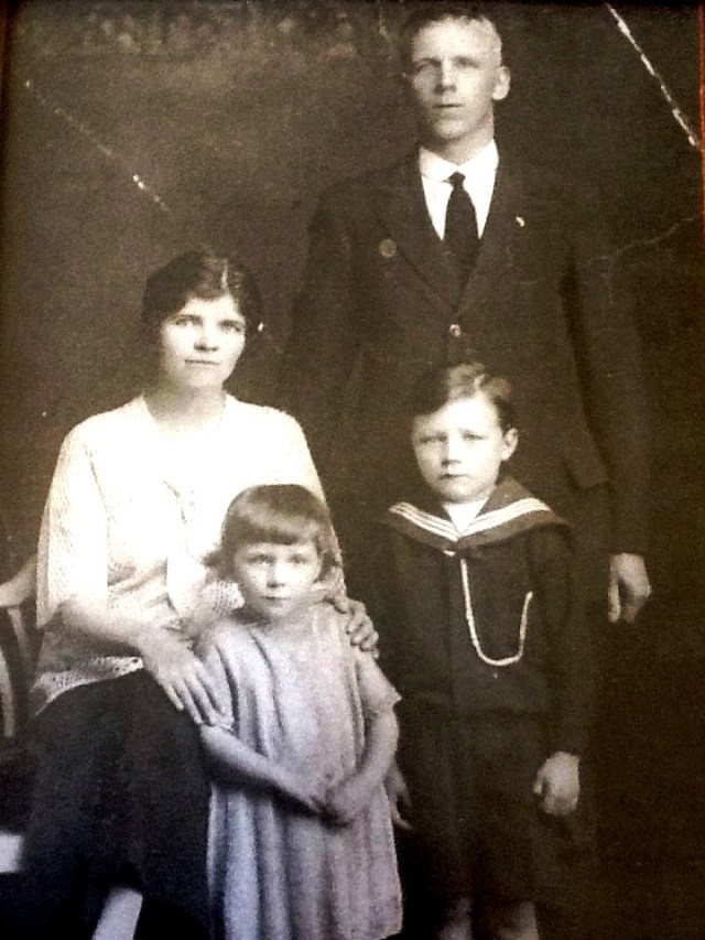Cecil with his parents and sister Beryl